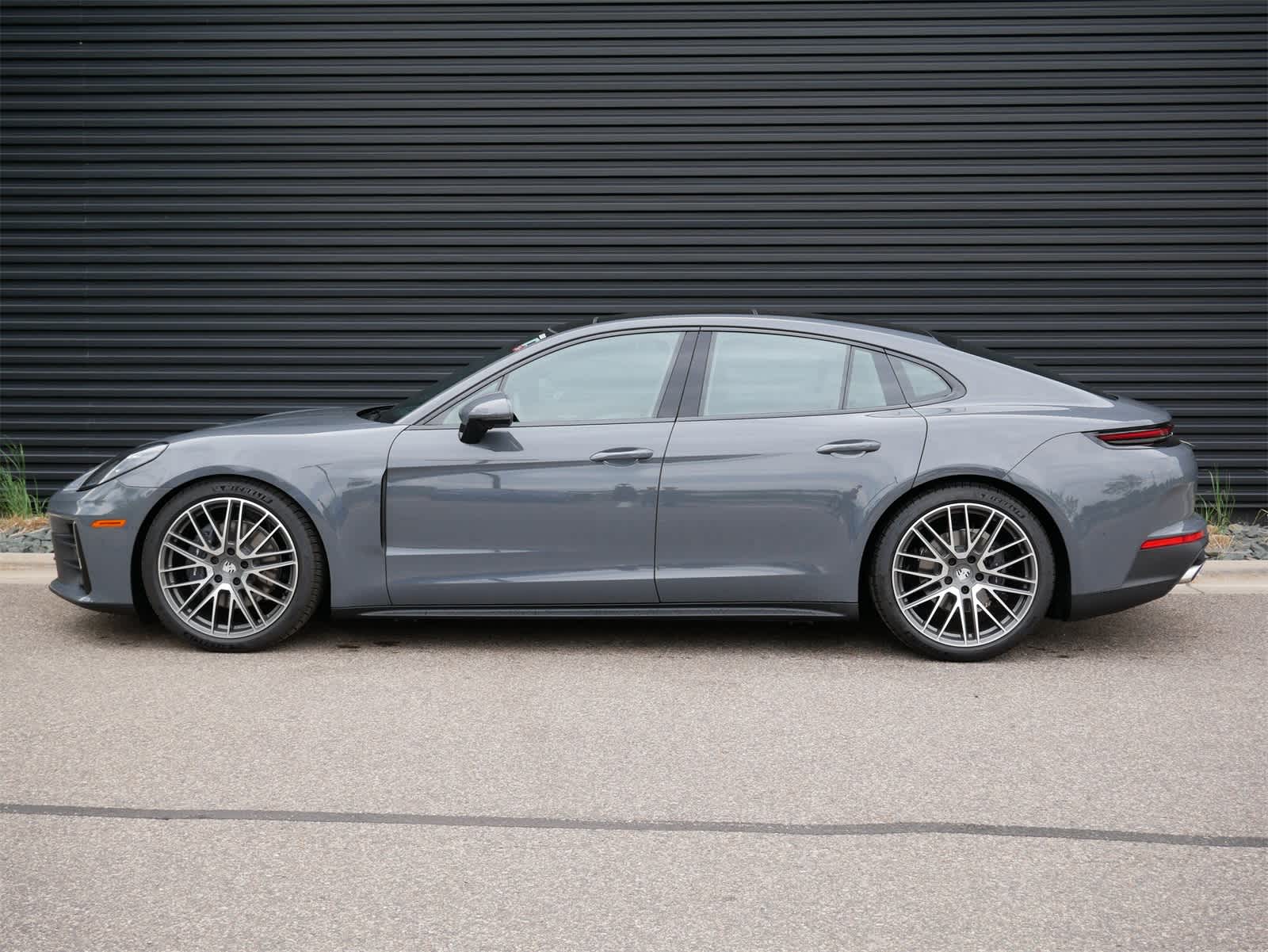 2025 Porsche Panamera 4 photo 2