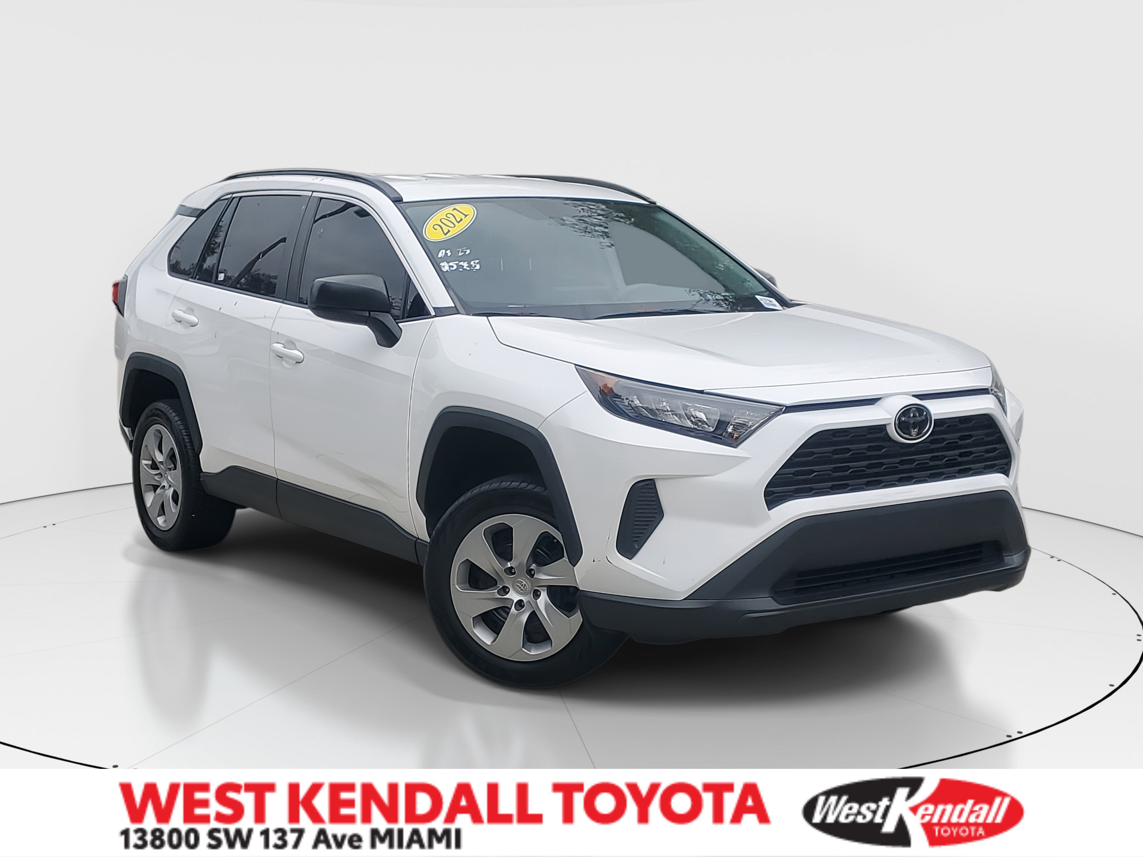 2021 Toyota RAV4 LE's photo