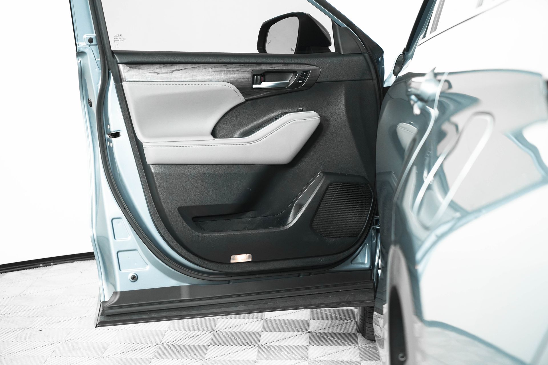 2023 Toyota Highlander L photo 9