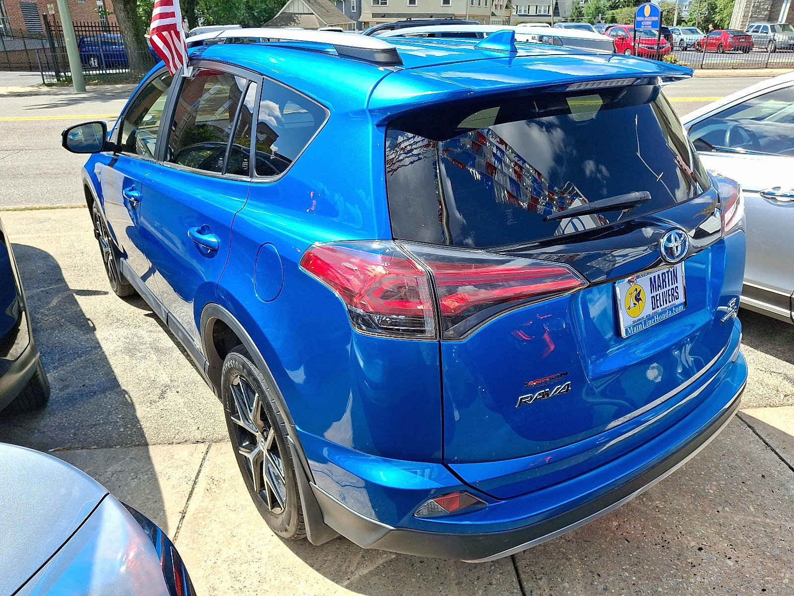 2018 Toyota RAV4 Hybrid SE photo 3