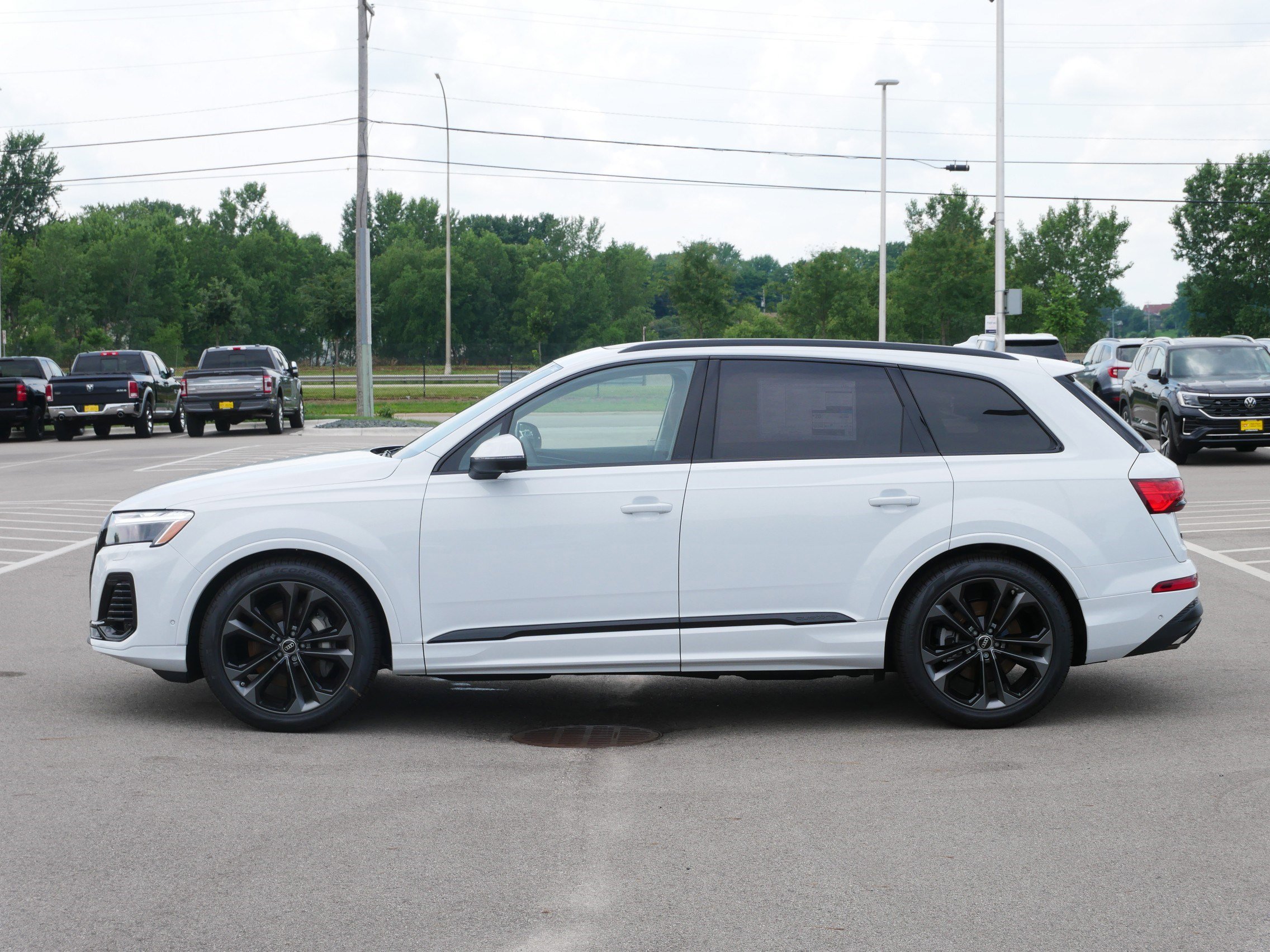 2025 Audi Q7 55 Premium Plus photo 3