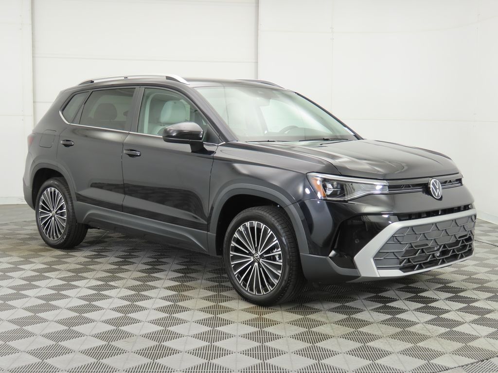2025 Volkswagen Taos SE photo 3