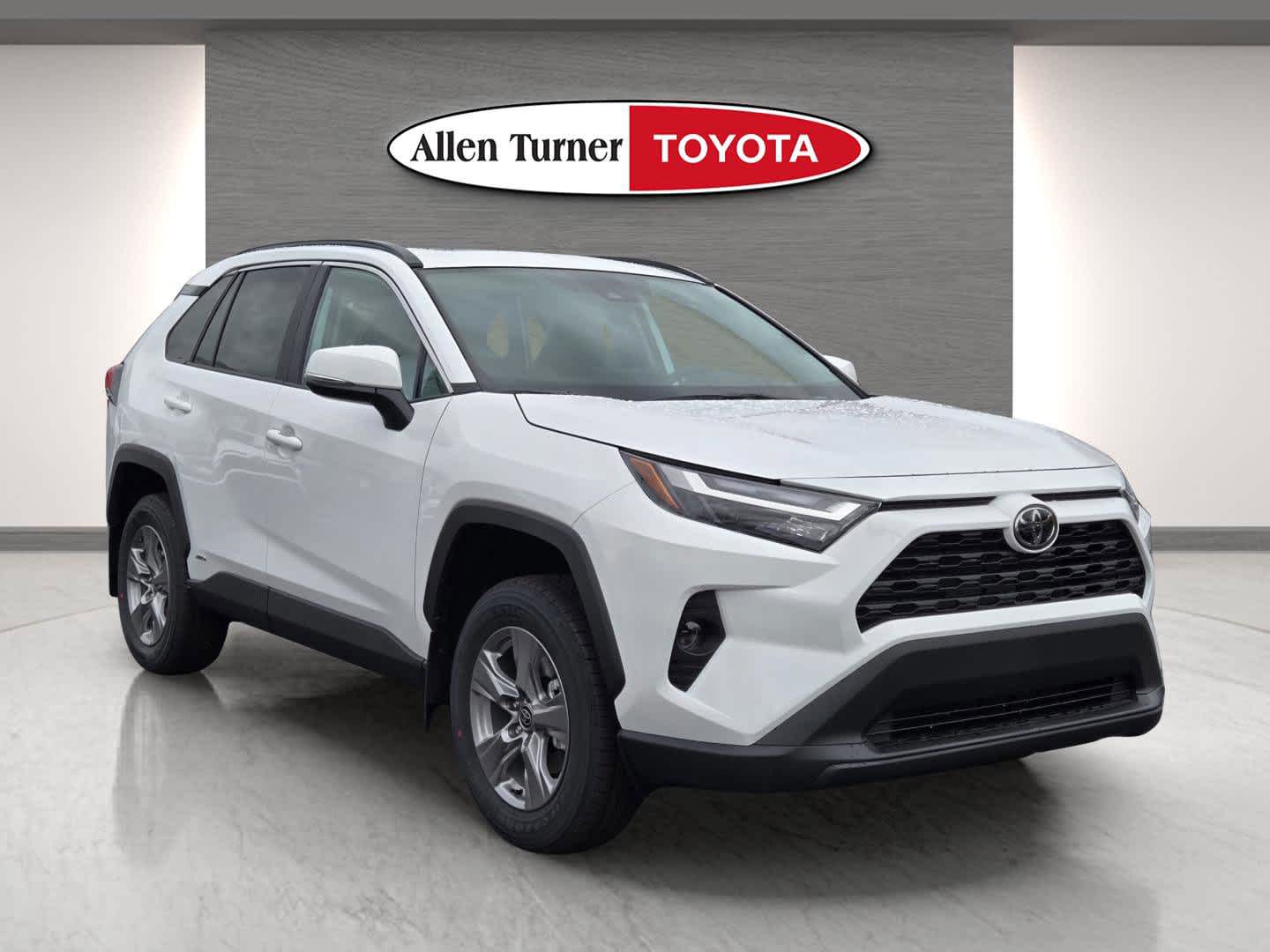 2025 Toyota RAV4 XLE's photo