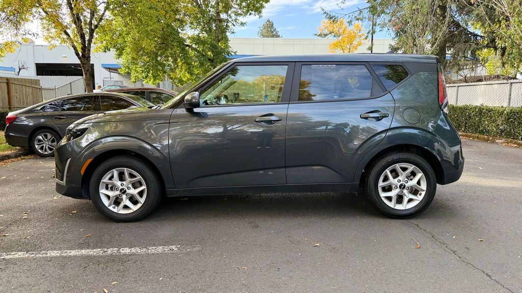 2024 Kia Soul LX photo 2