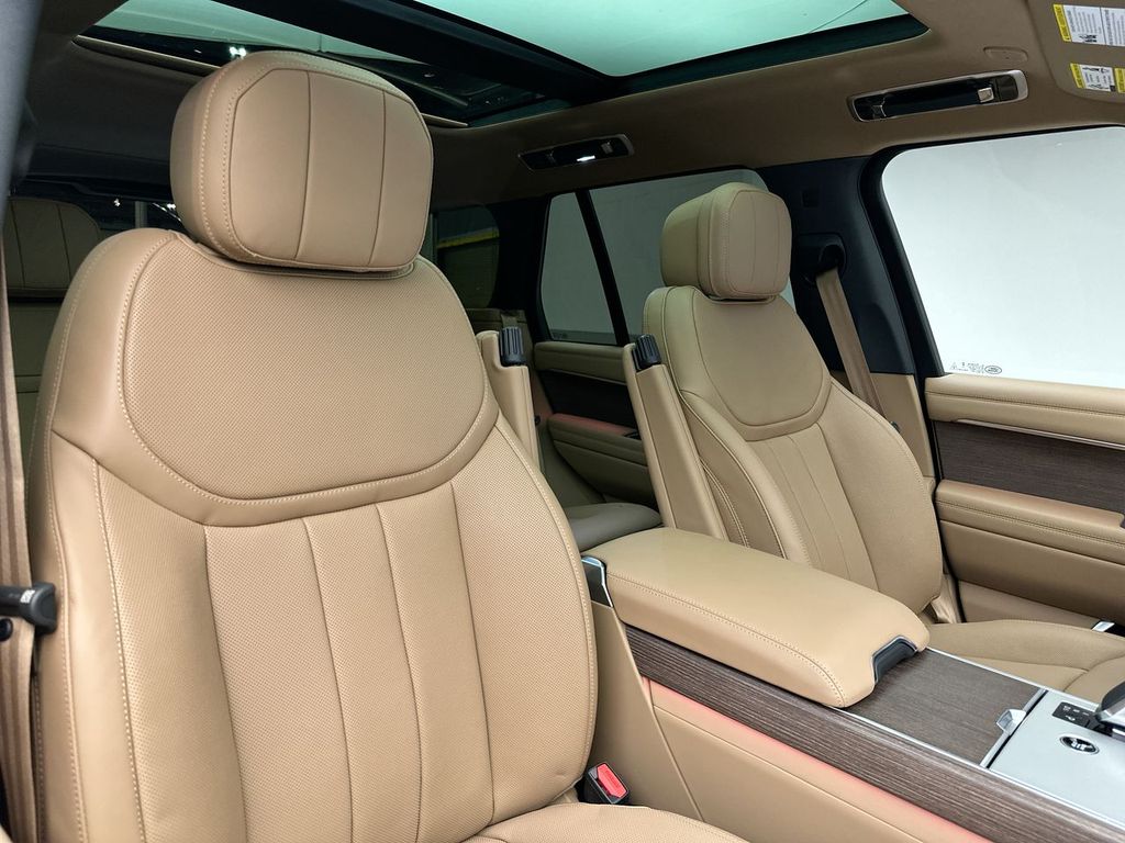 2025 Land Rover Range Rover SE photo 4