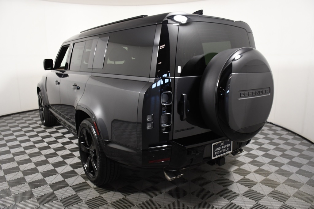 2025 Land Rover Defender 130 V8 photo 4