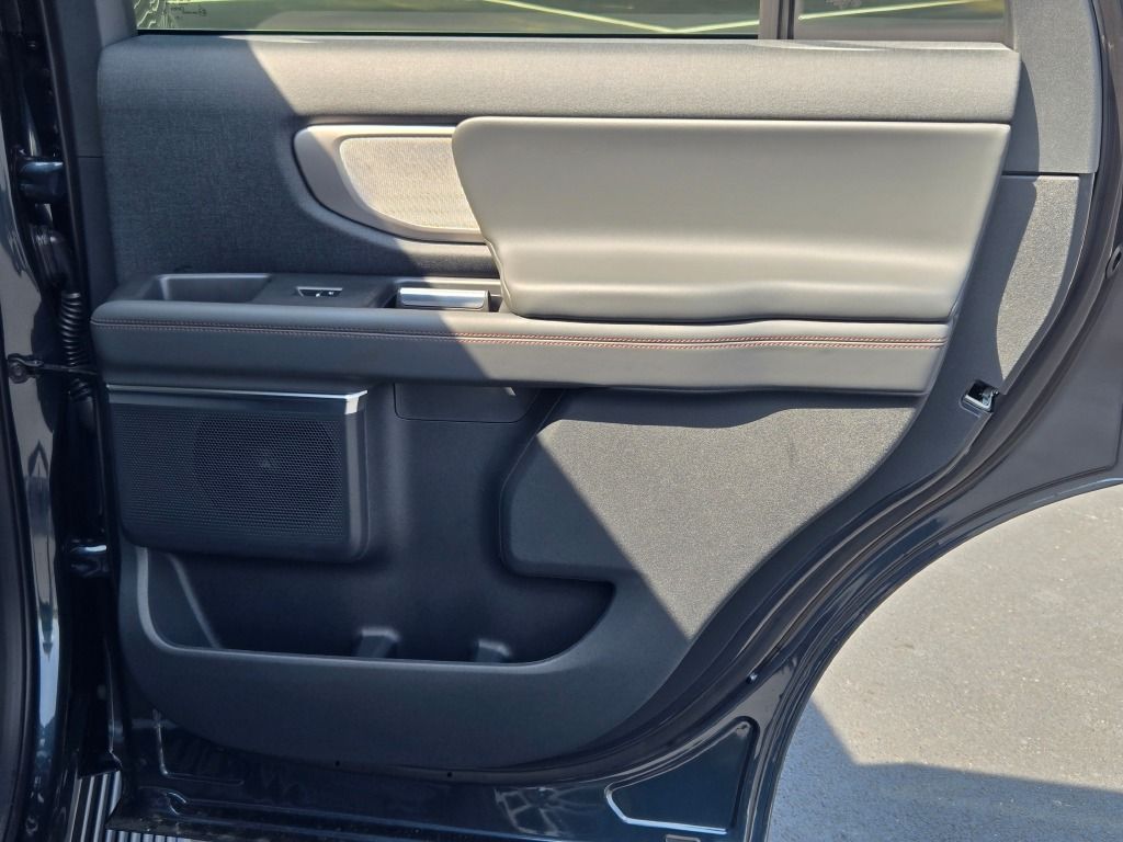 2025 Ford Expedition photo 6
