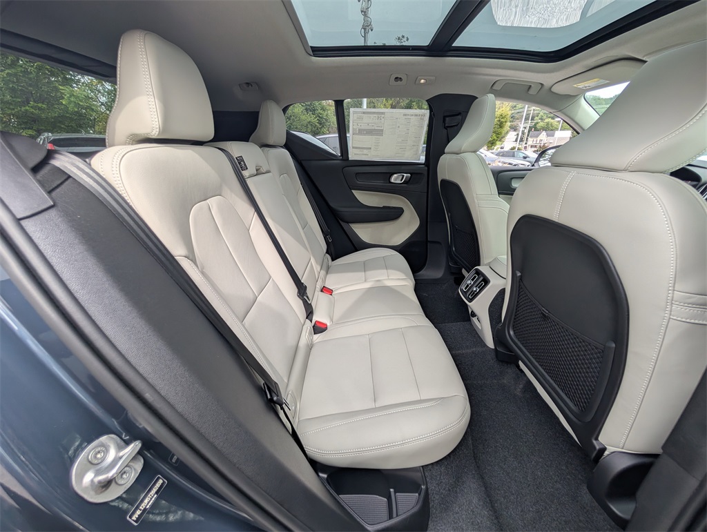 2026 Volvo XC40 photo 4