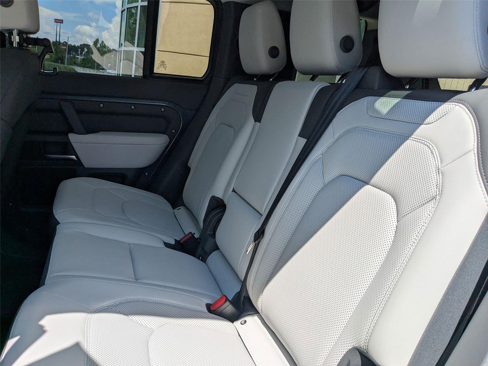 2025 Land Rover Defender 110 S photo 28