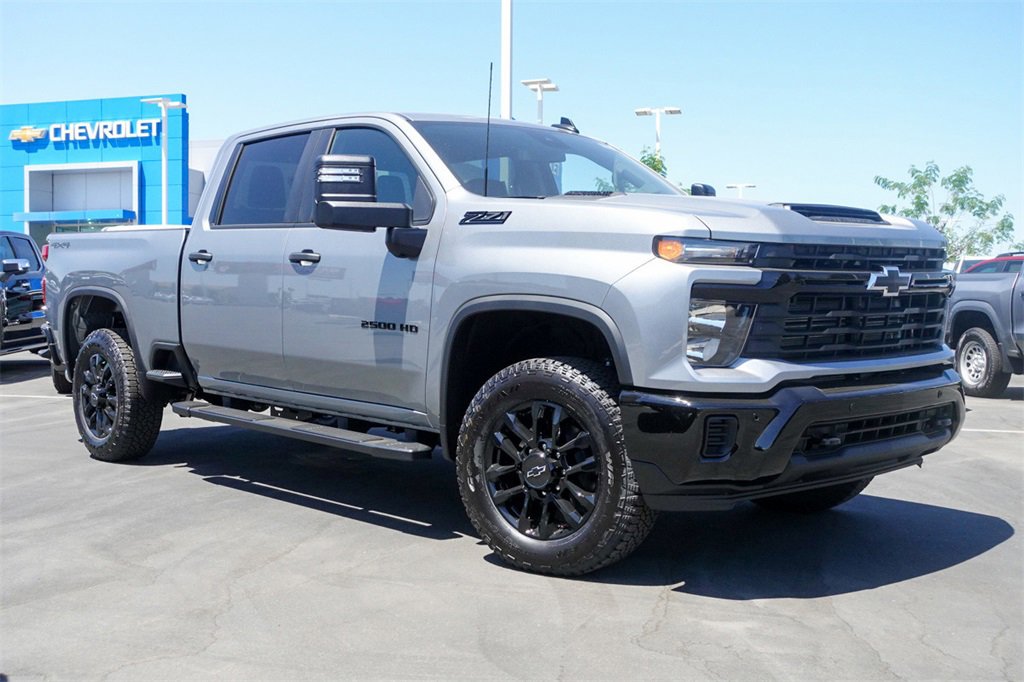 2025 Chevrolet Silverado 2500HD Custom photo 2