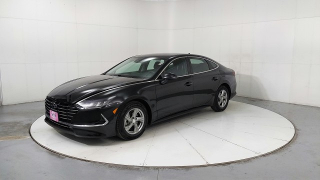 Used 2022  Hyundai SE image 1