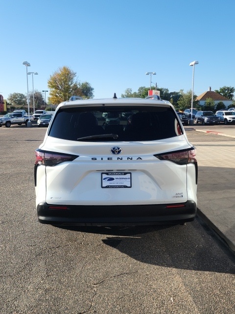 2023 Toyota Sienna XLE photo 2