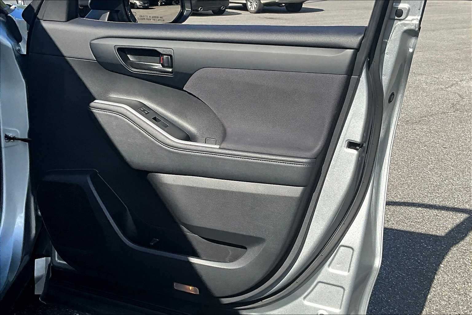 2023 Toyota Highlander LE photo 21