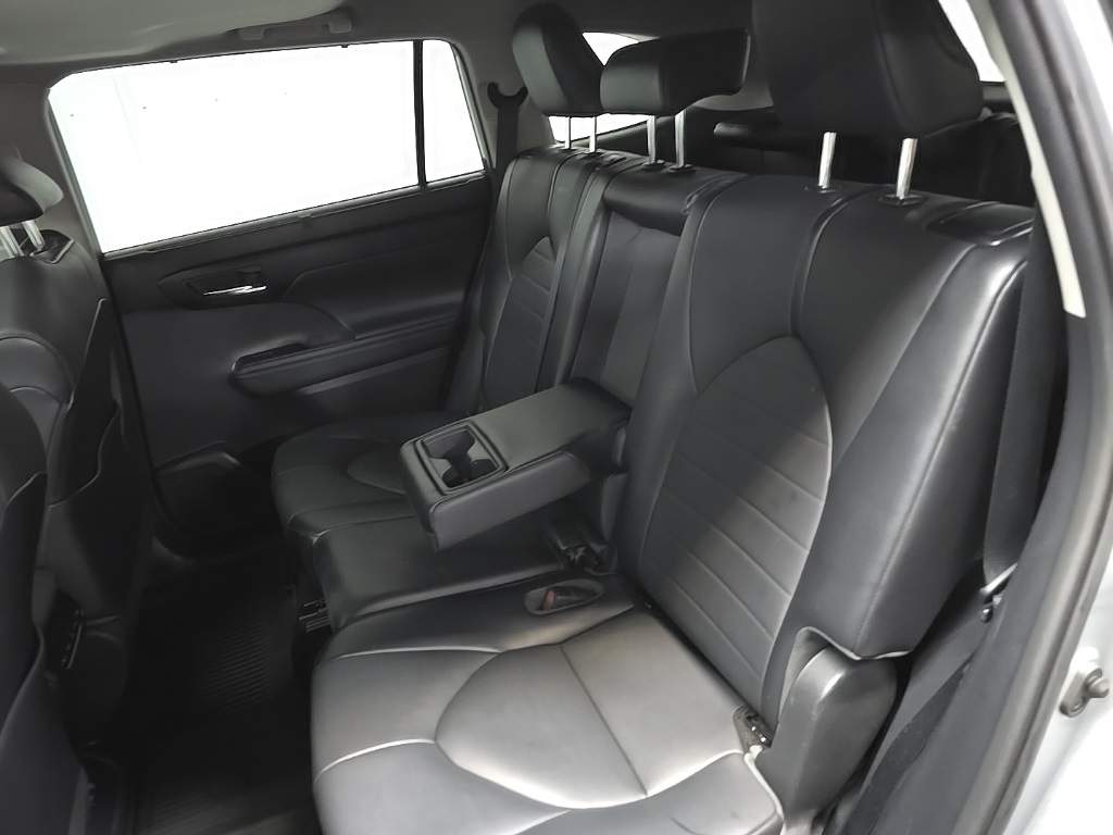 2021 Toyota Highlander XLE photo 30