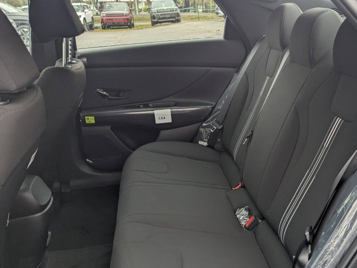 2025 Hyundai Elantra SEL Sport photo 12
