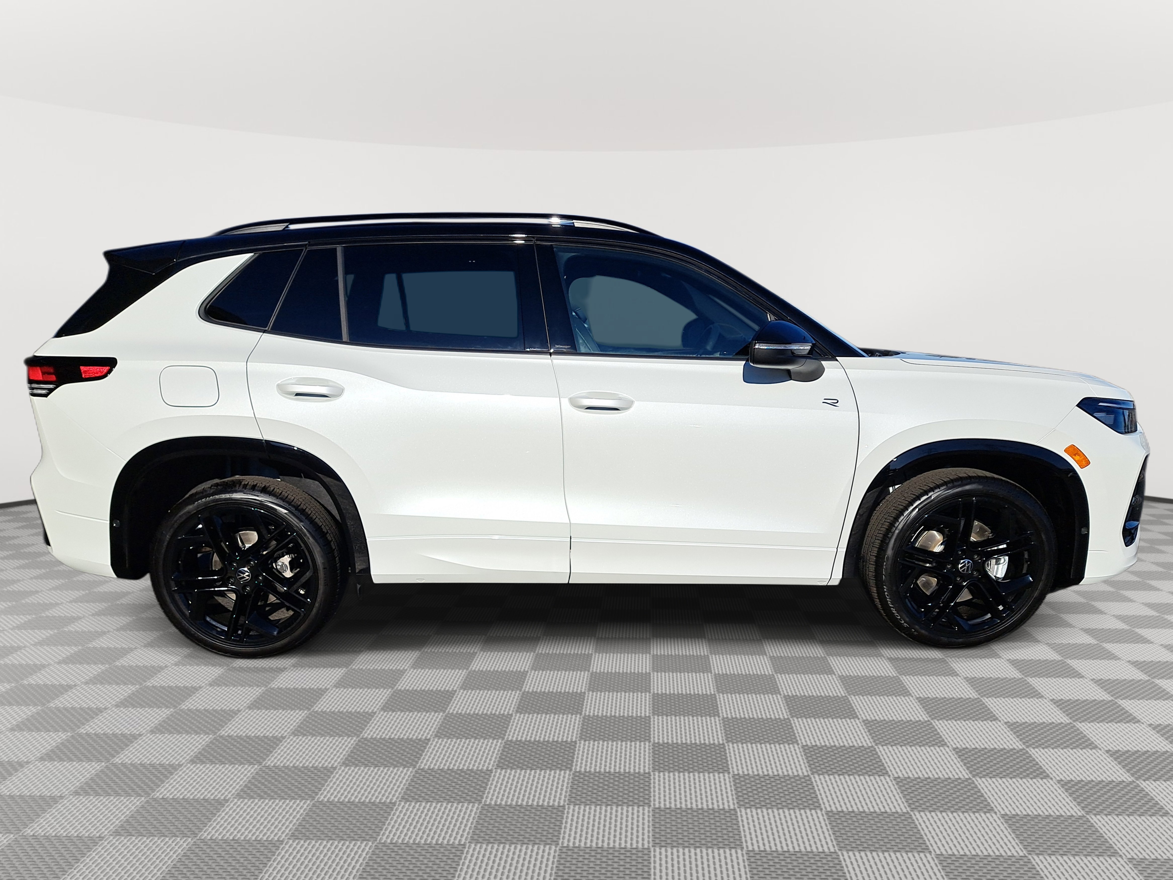 2025 Volkswagen Tiguan SE R-Line Black photo 4