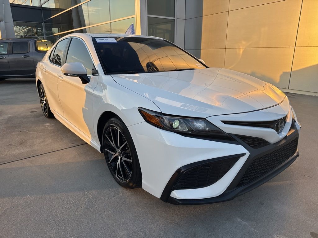 2024 Toyota Camry SE's photo