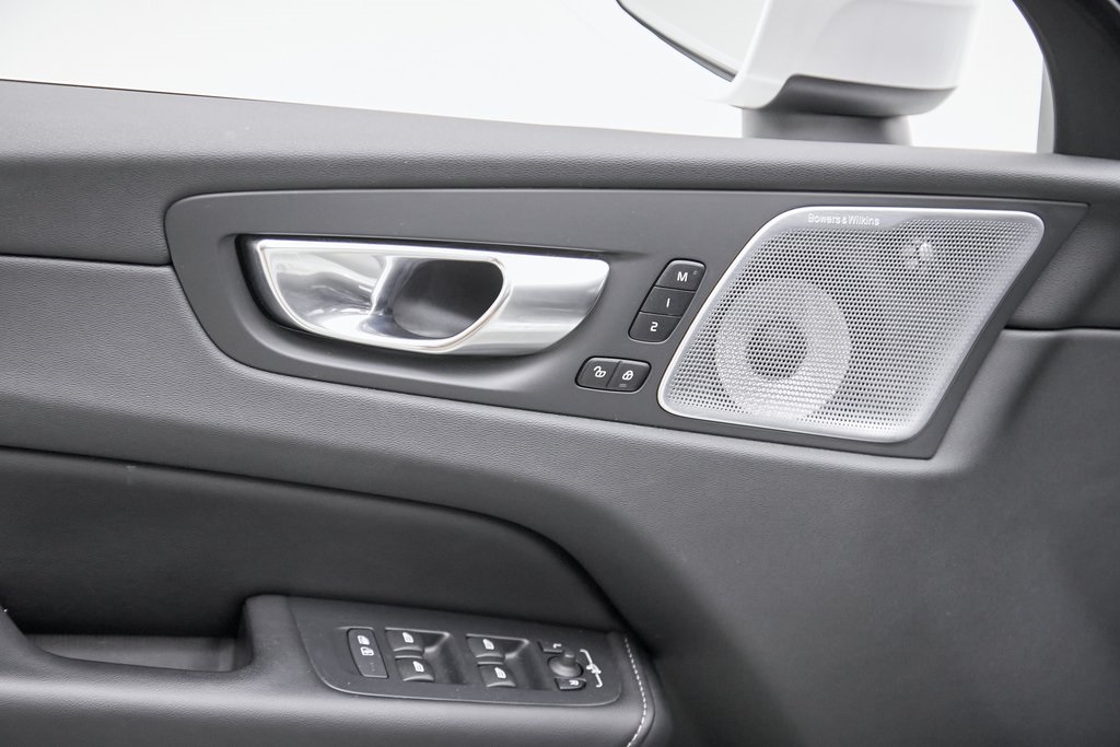 2023 VOLVO XC60 - Image 11