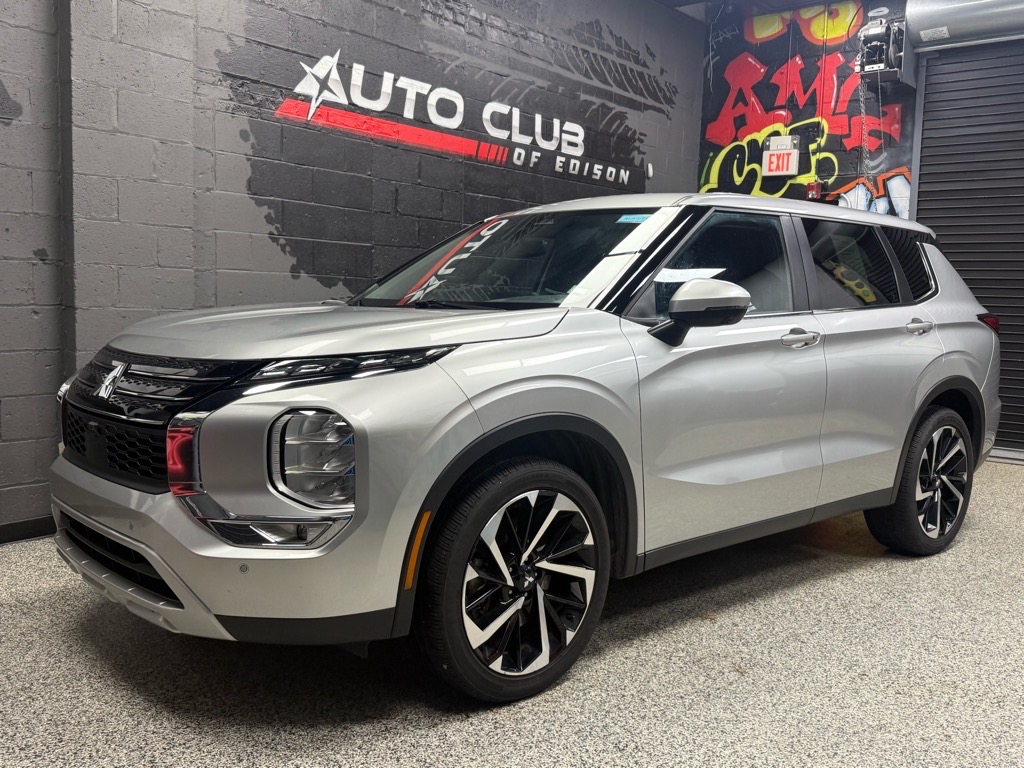 2024 Mitsubishi Outlander SE Black Edition photo 3