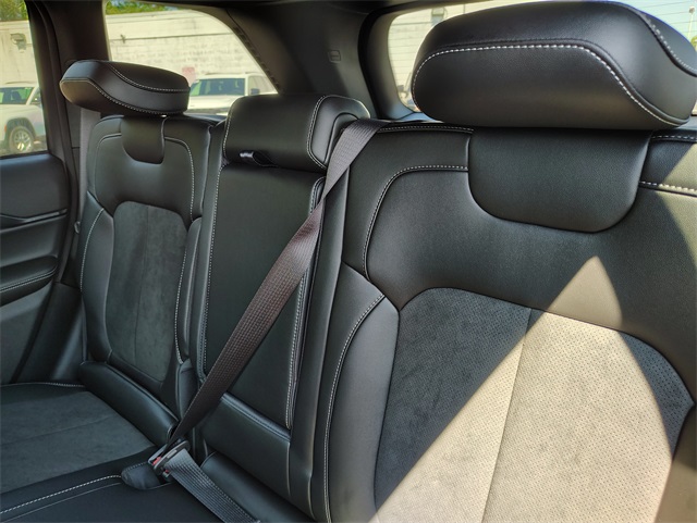 2025 Jeep Grand Cherokee Laredo Altitude photo 5