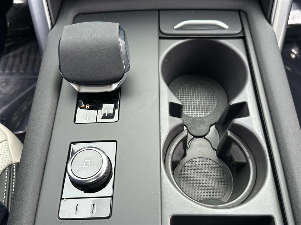 2025 Land Rover Discovery Metropolitan Edition photo 4