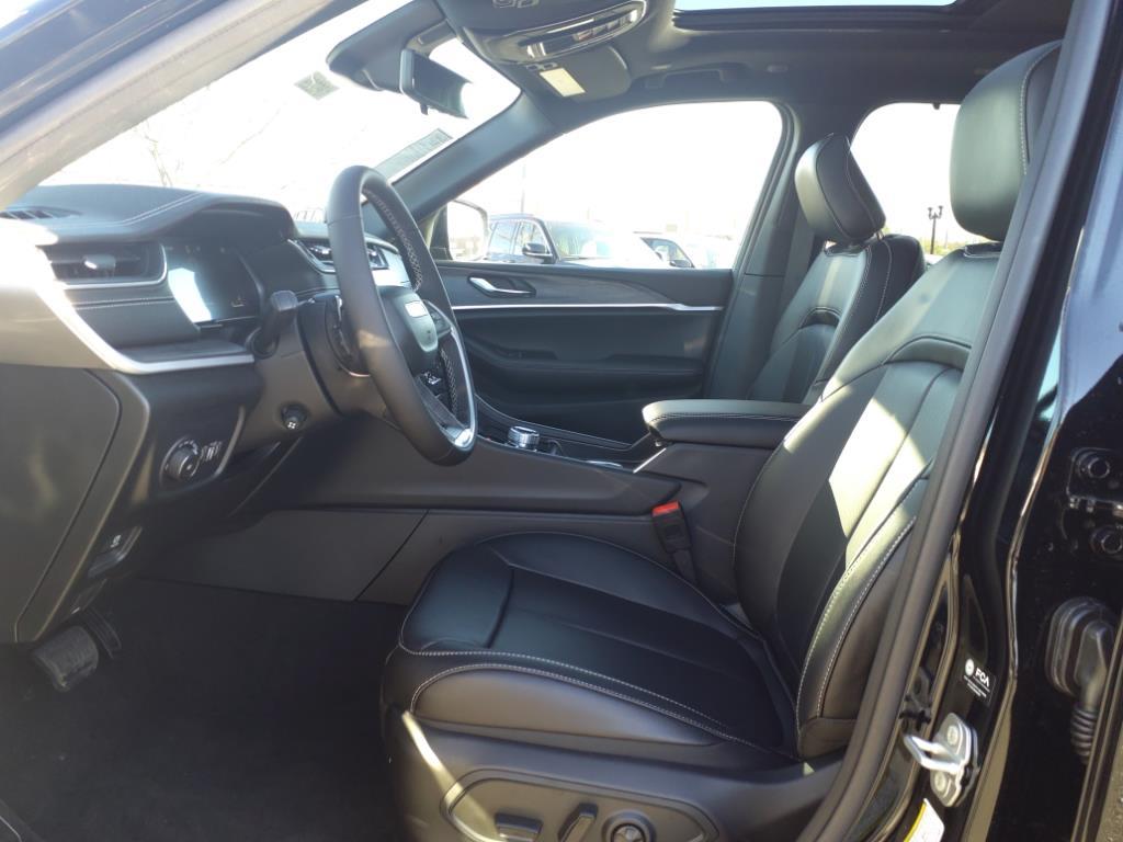 2025 Jeep Grand Cherokee Limited photo 4