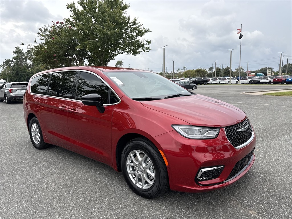 2026 Chrysler Pacifica Select's photo