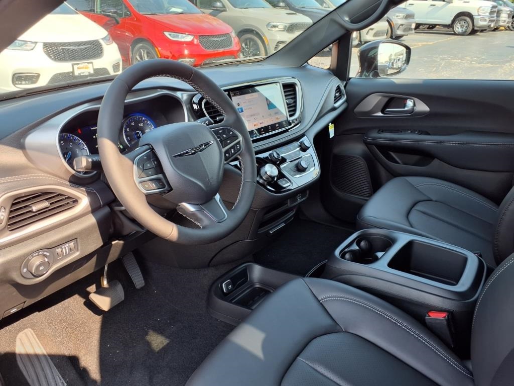 2026 Chrysler Pacifica photo 6