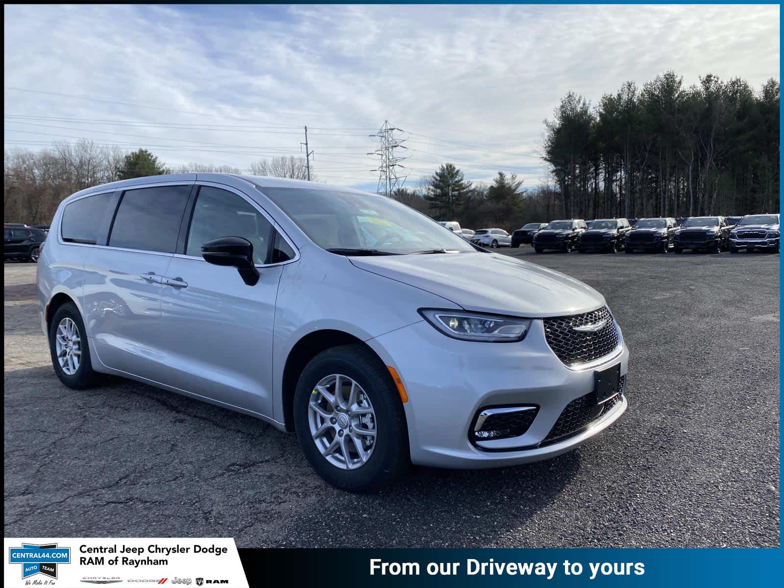 2026 Chrysler Pacifica Select's photo