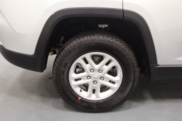 2025 Jeep Grand Cherokee Laredo photo 24