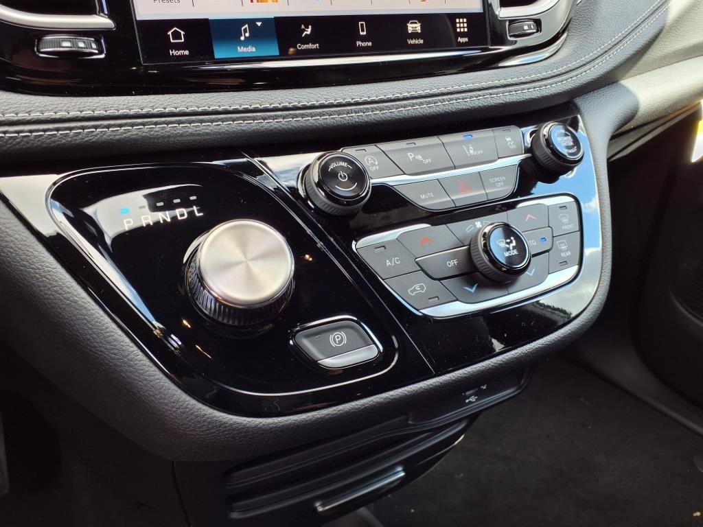2026 Chrysler Pacifica photo 15