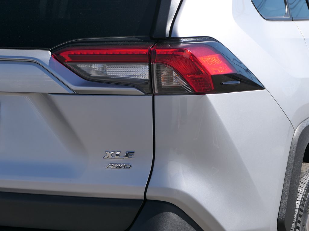 2023 Toyota RAV4 XLE photo 4