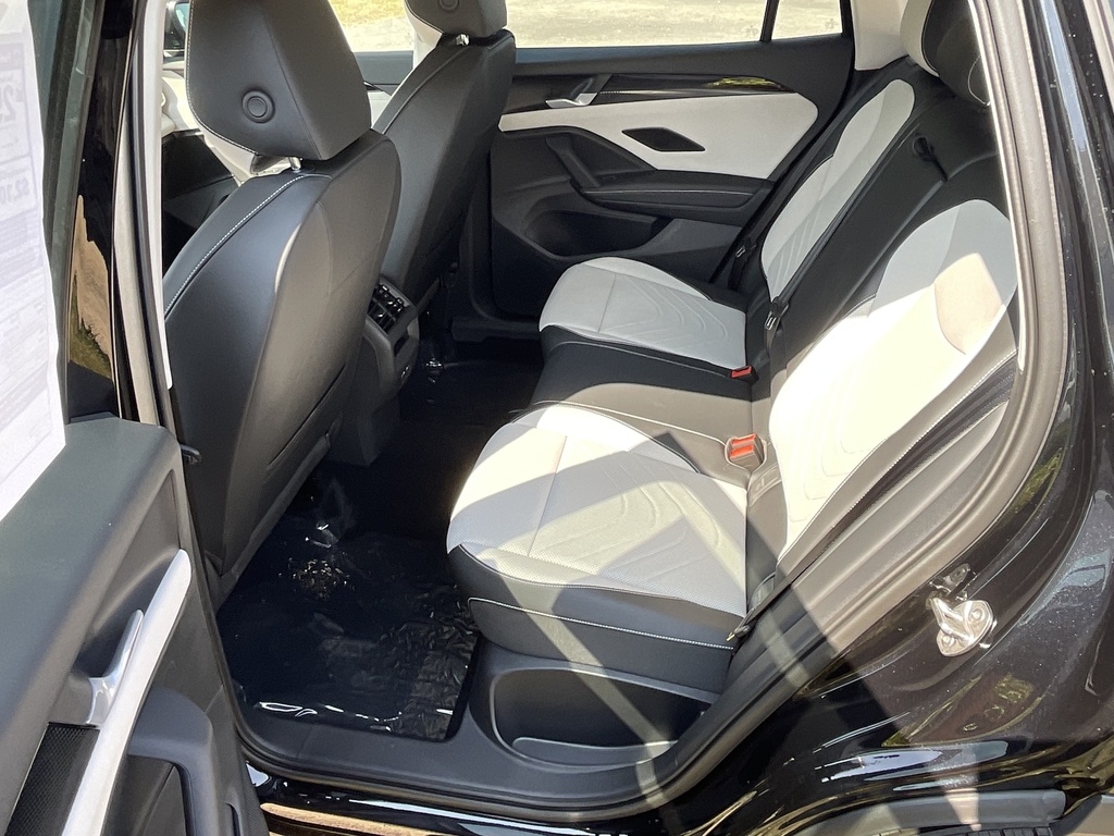 2025 Volkswagen Tiguan SE photo 4