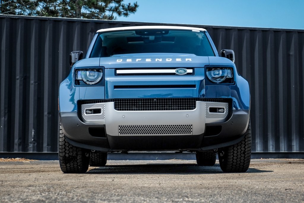 2025 Land Rover Defender 110 S photo 3