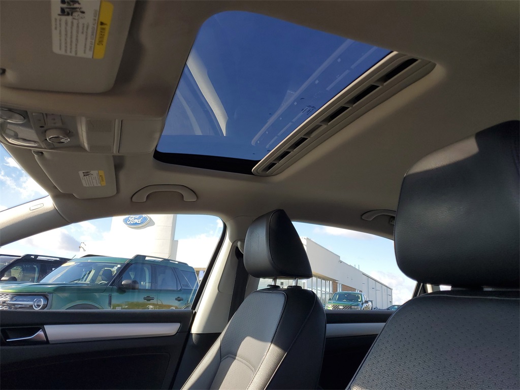 2013 Volkswagen Passat TDI SE photo 2