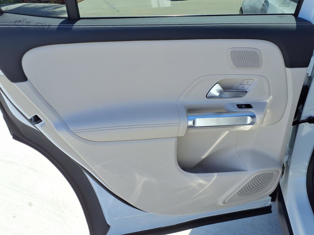 2026 Mercedes Benz GLB 250 photo 14