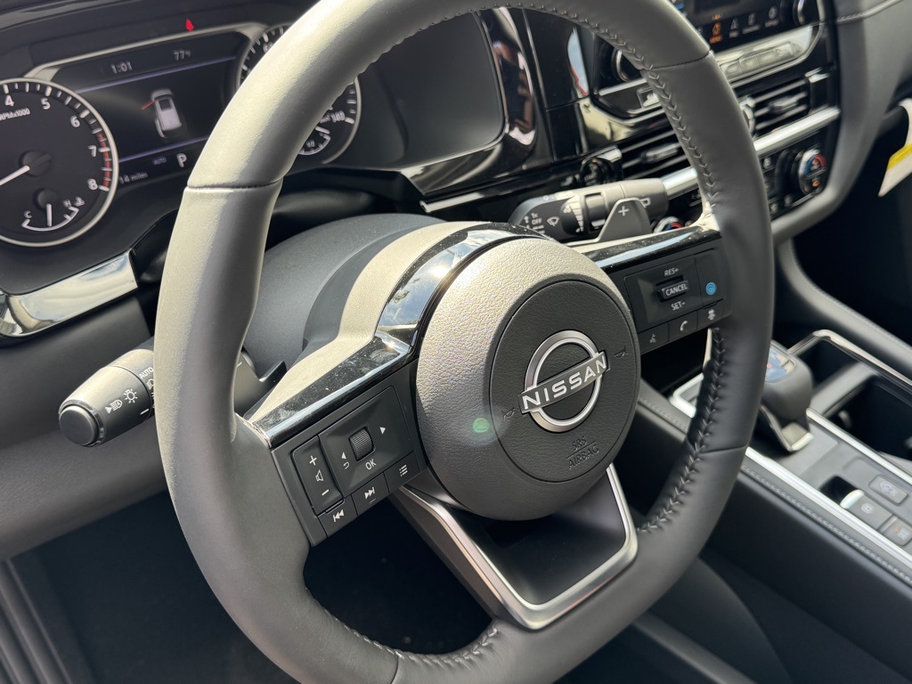 2025 Nissan Pathfinder SL photo 9