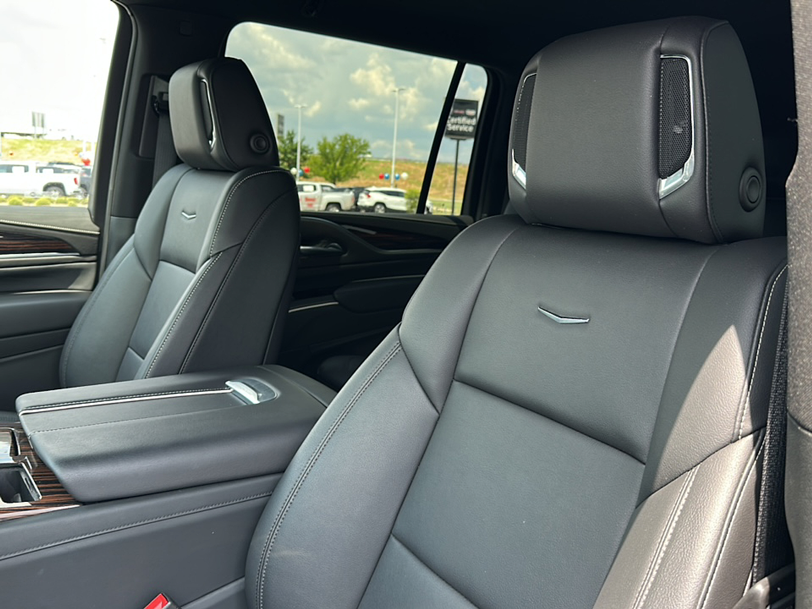 2024 Cadillac Escalade ESV Luxury photo 5