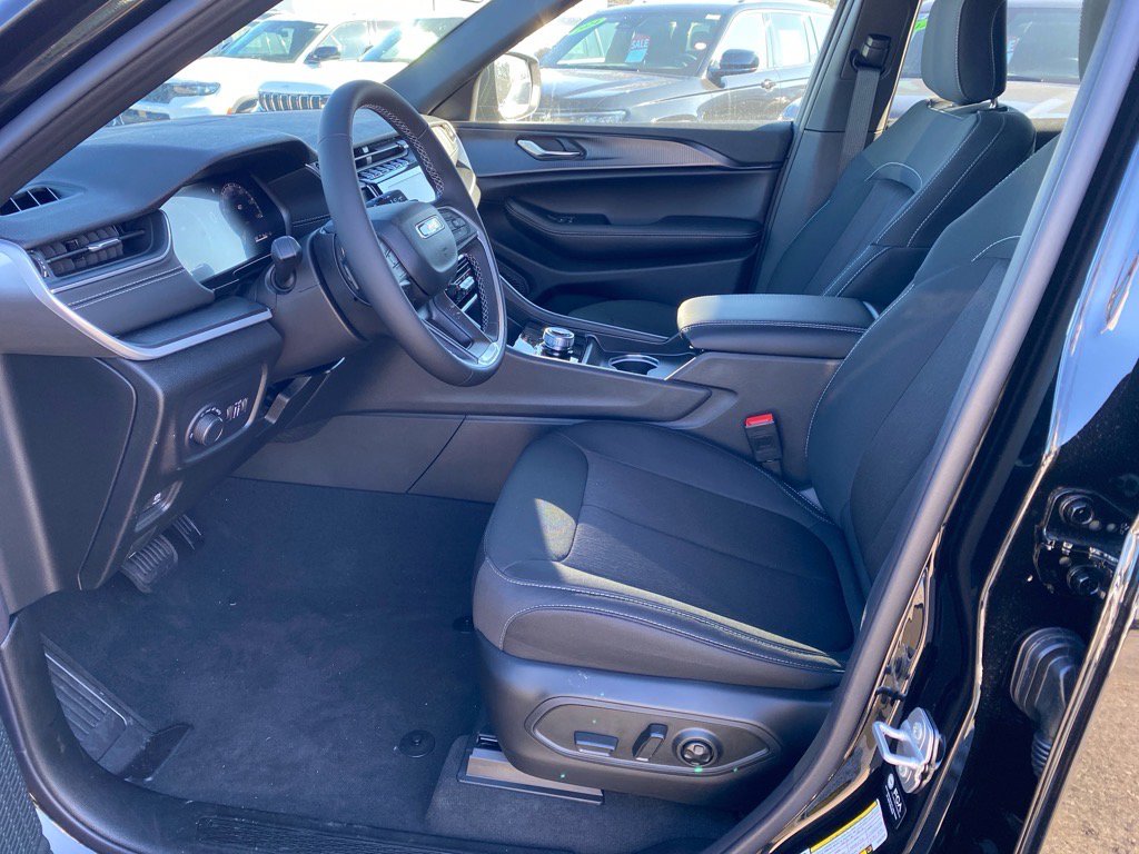 2025 Jeep Grand Cherokee Laredo X photo 5