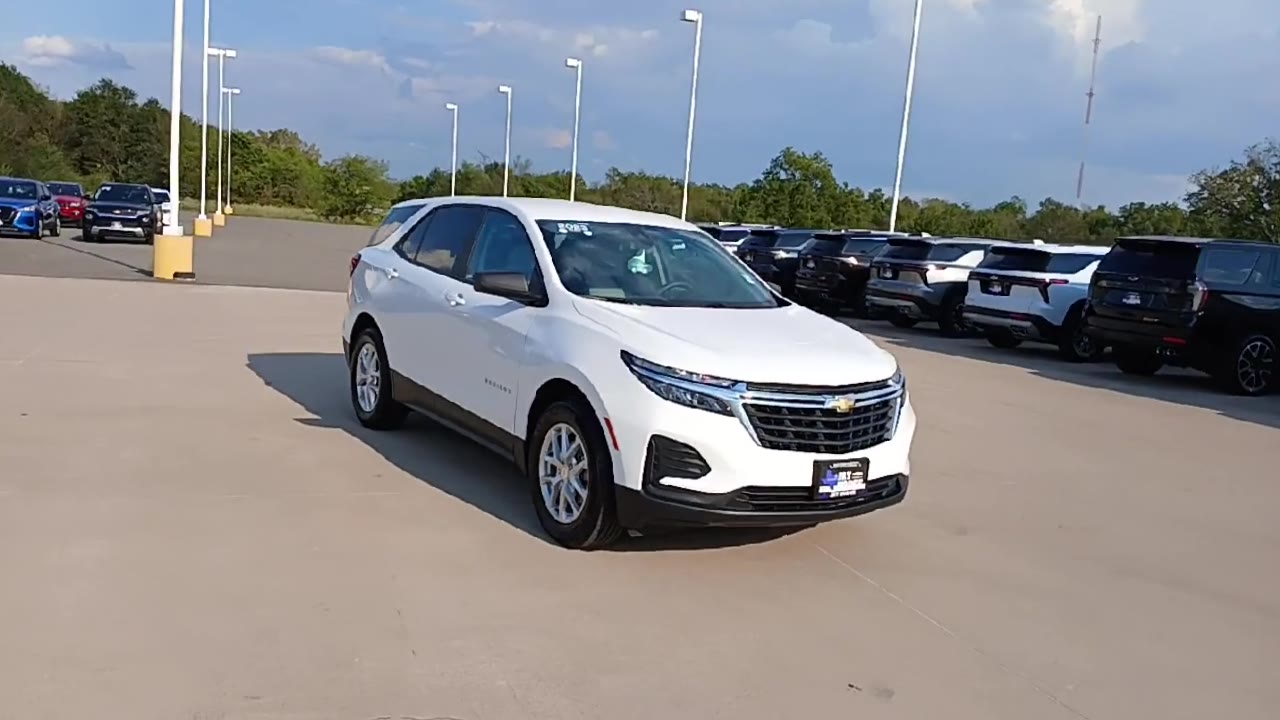 2023 Chevrolet Equinox LS photo 2