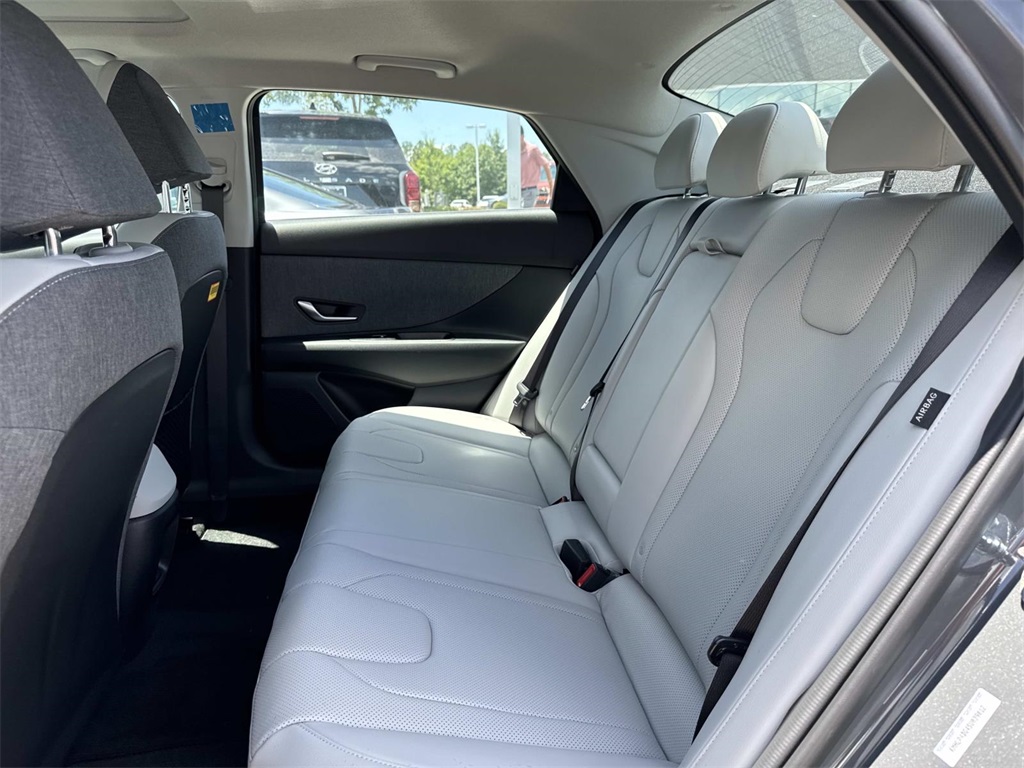 2025 Hyundai Elantra Limited photo 4