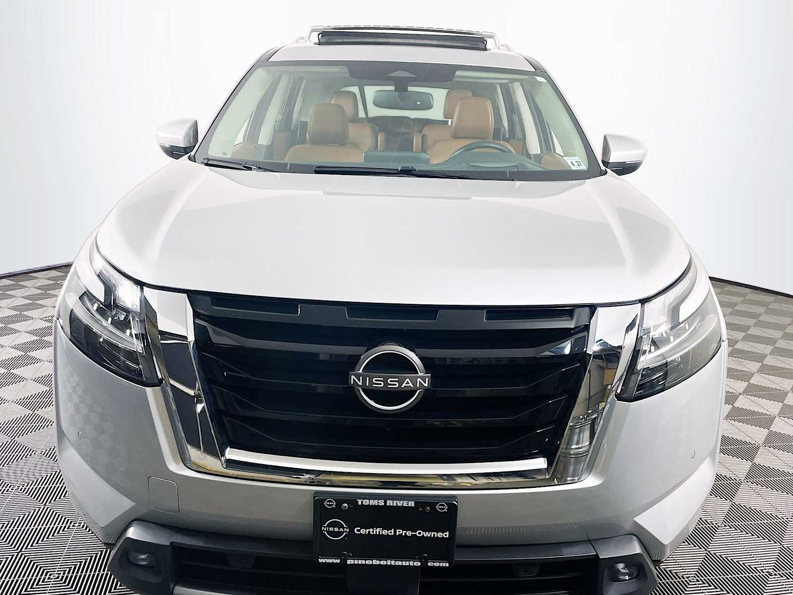 2022 Nissan Pathfinder Platinum photo 2