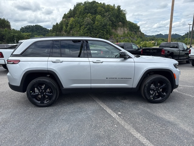 2025 Jeep Grand Cherokee Altitude X photo 2