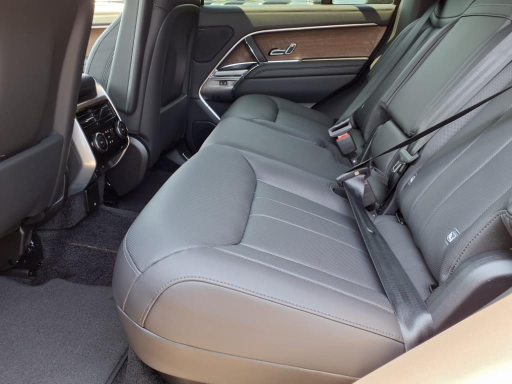 2025 Land Rover Range Rover SE photo 4