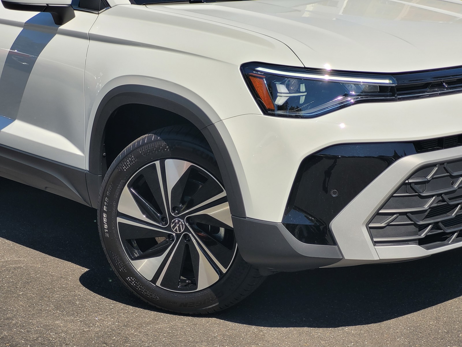 2025 Volkswagen Taos SE photo 3