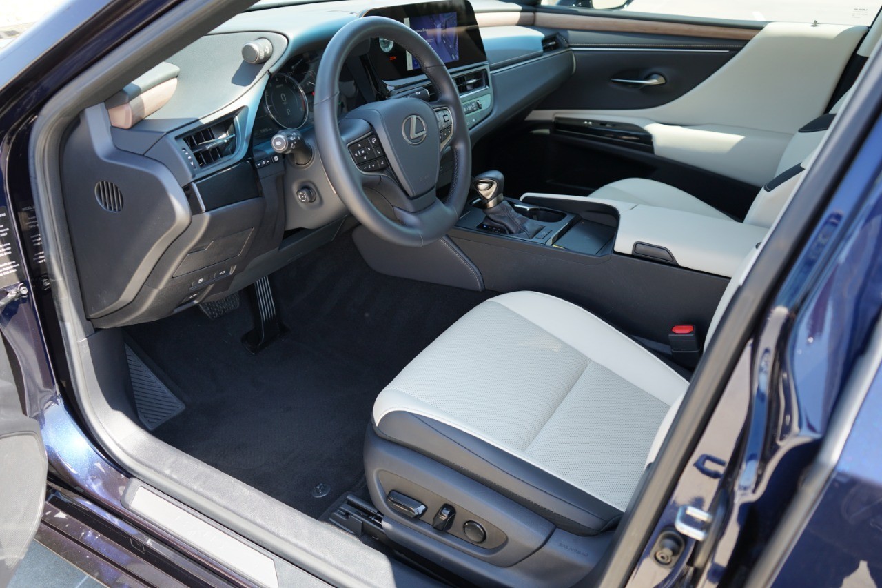 2025 Lexus ES 350 photo 14