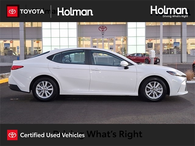 2025 Toyota Camry LE's photo