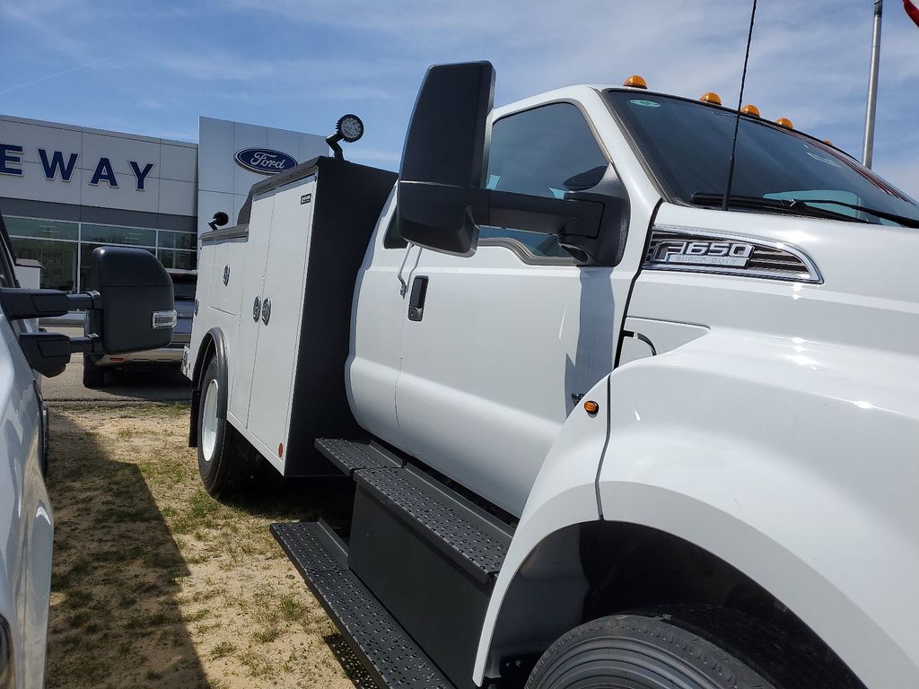 2024 Ford F-650 photo 3