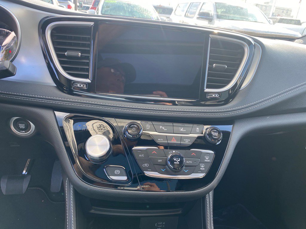 2026 Chrysler Pacifica Limited photo 7