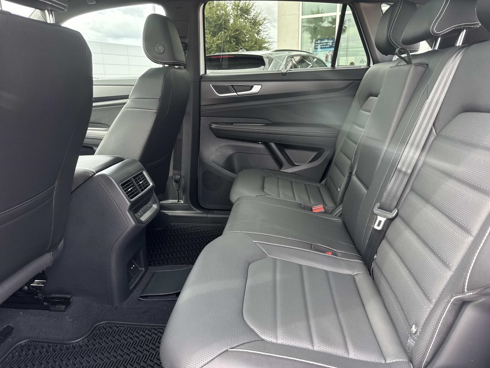 2026 Volkswagen Atlas Cross Sport SEL R-Line photo 6